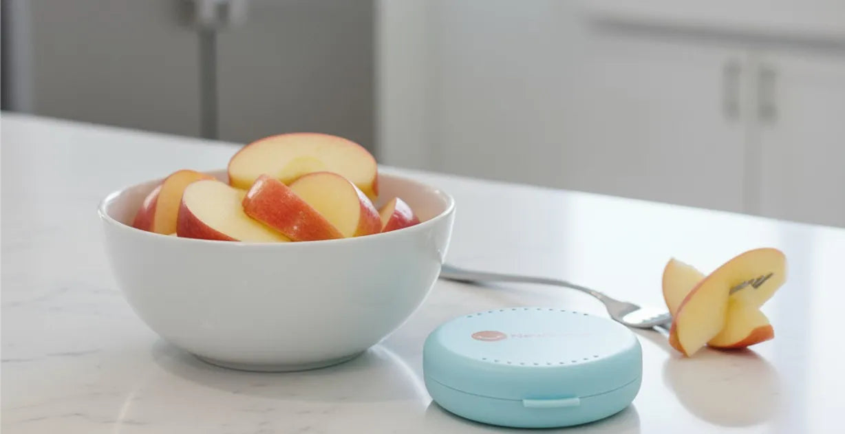 Sliced apples as safe snack alternative for clear aligners