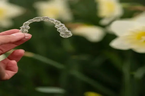Traveling with a Clear Retainer: How to Keep Your Smile on Point Anywhere in the World