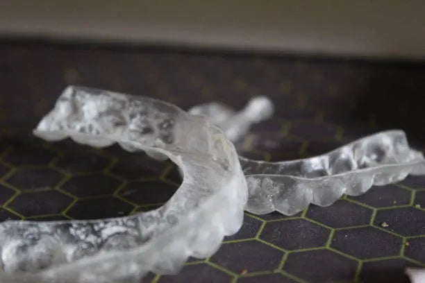 Retainers side by side with wear-and-tear visuals.